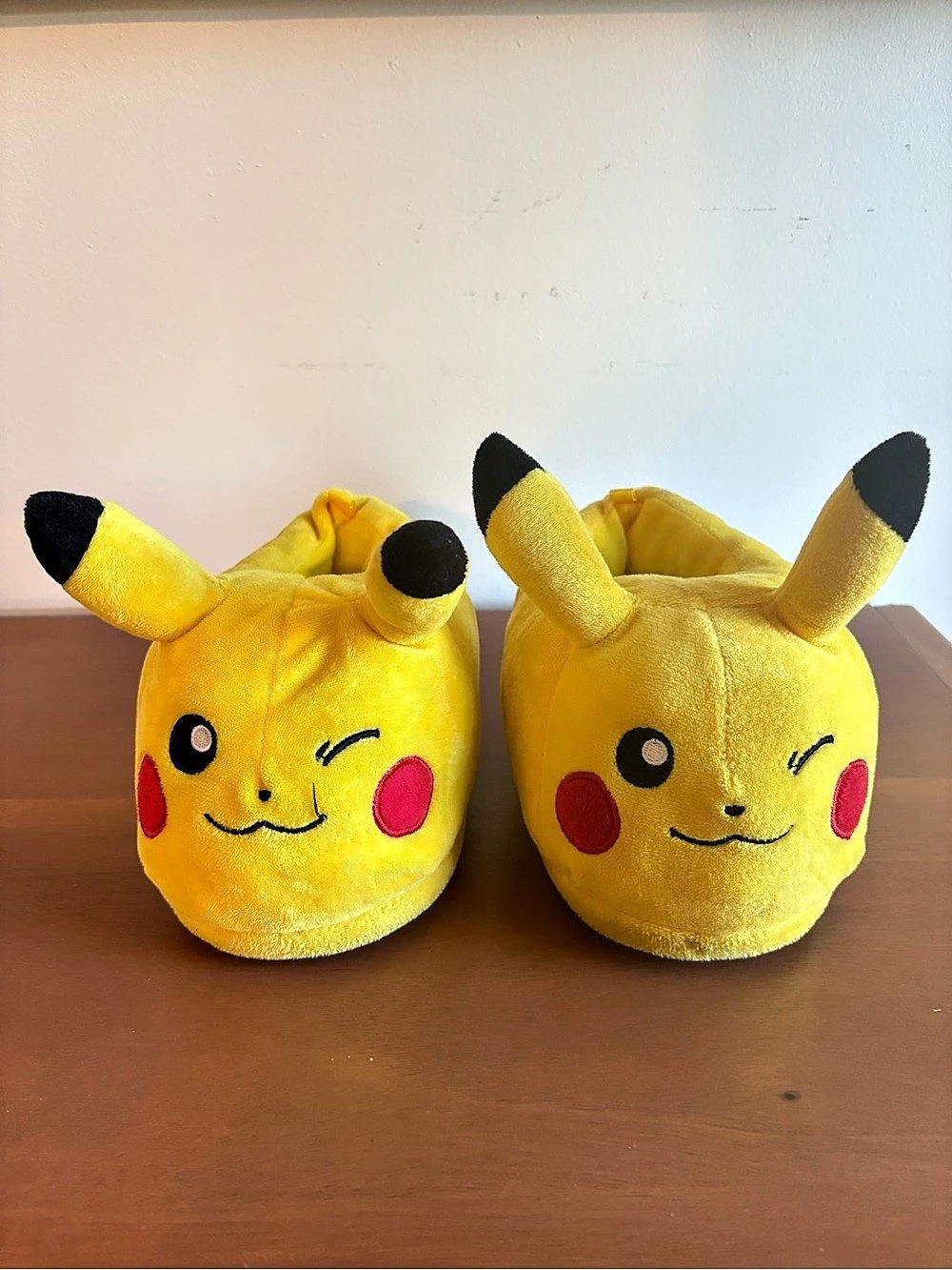Pokémon Pikachu slippers Kids 11/12 Like New
